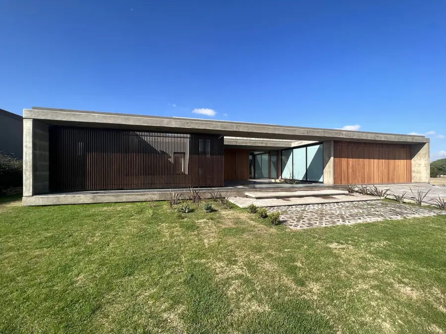 Casa Barrancas — Frente sobre el jardín