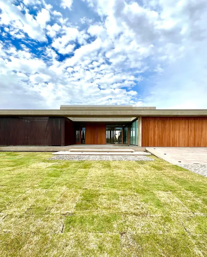 Casa Barrancas — Volumen completo desde el acceso