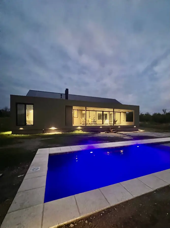 Casa Champaquí 1 — La pileta al anochecer