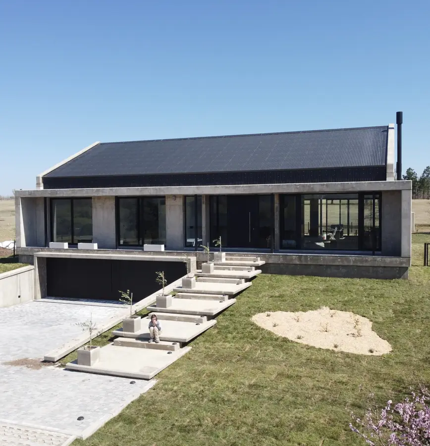 Casa Champaquí 2 — Frente y escalinata de acceso