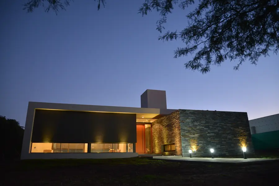 Casa Los Algarrobos — Frente al anochecer
