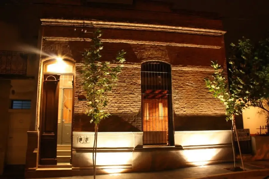 Renovaciones — La fachada original restaurada e iluminada